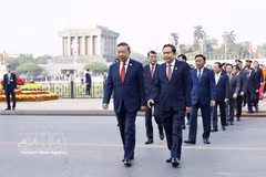 El secretario general del Partido Comunista de Vietnam y presidente del Estado, To Lam, junto con otros dirigentes del Partido y del Estado y diputados de la Asamblea Nacional, depositan ofrendas florales y rinden homenaje al Presidente Ho Chi Minh en su Mausoleo. Foto: Doan Tan – VNA.