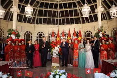El secretario general del Partido Comunista y presidente de Vietnam, To Lam, y su esposa, Ngo Phuong Ly, junto con el presidente suizo, Guy Parmelin, y su esposa, Caroline Parmelin, entregan flores a los artistas. Foto: Thong Nhat – VNA.