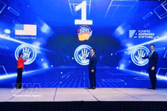 Los delegados realizan el acto de lanzamiento del proyecto. (Foto: VNA)