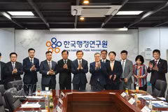 La delegación de la Academia Nacional de Política Ho Chi Minh junto a dirigentes del Instituto Nacional para el Desarrollo de Recursos Humanos de Corea del Sur (NHI). (Foto: VNA)