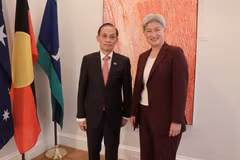 El ministro interino de Relaciones Exteriores de Vietnam, Le Hoai Trung, y la ministra de Relaciones Exteriores de Australia, Penny Wong. (Foto: VNA)