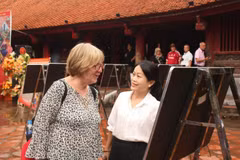La turista británica Ann Nicholl visita la exposición. (Foto: https://kinhtedothi.vn/)