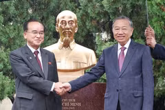 El secretario general del Partido Comunista de Vietnam, To Lam, (derecha) y Jo Yong Won, secretario del Comité Central y jefe de la Comisión de Organización del Partido del Trabajo de Corea (Foto: VNA)