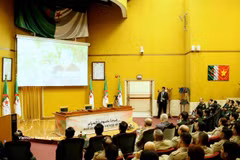La delegación política de alto nivel del Ejército Popular de Vietnam, junto con algunos oficiales del Ejército de Argelia y miembros de la comunidad vietnamita en Argelia, asisten a la proyección del documental «Vietnam-Argelia: lejos pero cerca». (Foto: VNA)