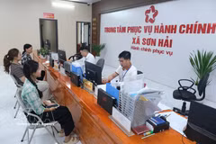 Ciudadanos acuden a realizar trámites administrativos públicos en la comuna de Son Hai, provincia de Bac Ninh. (Foto: VNA)