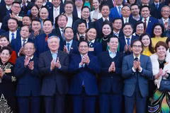 El primer ministro Pham Minh Chinh y representantes de las Pymes. (Foto: VNA)