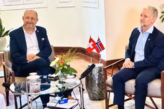 El embajador noruego en Hanoi, Stein Iversen, (derecha) y el embajador suizo, Thomas Gass, comparten con la prensa sobre el TLC entre Vietnam y la Asociación Europea de Libre Comercio. (Foto: VNA)