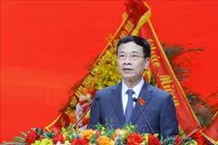 Nguyen Manh Hung, miembro del Comité Central del Partido y ministro de Ciencia y Tecnología, pronuncia un discurso en la Asamblea del Comité partidista del Gobierno. (Foto: VNA)