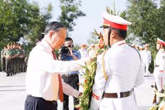 El secretario general del Partido Comunista de Vietnam, To Lam, visita el sitio histórico y cultural de Bau Rong (Foto: VNA)