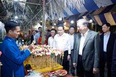 El secretario general del Partido Comunista, To Lam, el presidente de la Asamblea Nacional, Tran Thanh Man, y el miembro permanente del Secretariado del Comité Central del Partido, Tran Cam Tu, y los delegados visitan los puestos OCOP. (Foto: VNA)