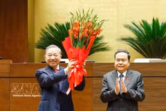 El presidente de la Asamblea Nacional de Vietnam, Tran Thanh Man, felicita al secretario general del Partido Comunista, To Lam, por su elección como presidente del país. (Foto: VNA) 