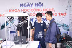 Estudiantes de la Universidad de Ciencia y Tecnología (Universidad de Da Nang) presentan productos tecnológicos. (Foto: Khoa Chuong/VNA)
