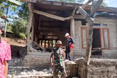 Una vivienda dañada tras el terremoto en Flores, Indonesia, el 15 de agosto de 2026. (Foto: Xinhua/VNA)