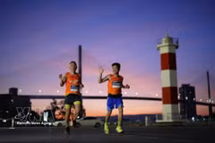 Atletas conquistan la distancia de 21 km de Maratón VnExpress Ha Long 2025. (Foto ilustrada: VNA)