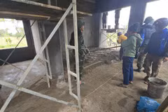 Las fuerzas construyen viviendas para las personas afectadas por desastres naturales. (Foto: VNA)
