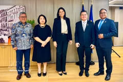 Los embajadores de los países de la ASEAN posan para una foto junto a la ministra de Trabajo de Grecia, Niki Kerameus. Foto: VNA