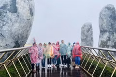 Turistas disfrutan de la temporada de lluvias en Da Nang. Foto: hanoimoi.vn.