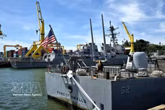 Los buques de escolta de la Armada de Estados Unidos, el crucero USS Robert Smalls (CG-62) y el destructor USS Shoup (DDG-86), atracan en el puerto de Tien Sa, en la ciudad de Da Nang, como parte de la visita oficial del grupo naval estadounidense a Vietnam. (Foto: VNA)