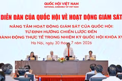 El presidente del Parlamento de Vietnam, Tran Thanh Man, preside el Foro de Supervisión de la Asamblea Nacional. (Foto: VNA)