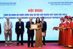 La vicecanciller Le Thi Thu hang entrega la Medalla Conmemorativa «Por la Causa de la Diplomacia de Vietnam» y certificados de reconocimiento del Ministerio de Relaciones Exteriores a cónsules honorarios por sus destacados aportes a la labor diplomática. (Foto: VNA)