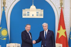 El secretario general del Partido Comunista de Vietnam (PCV), To Lam, y el presidente de Kazajistán, Kassym-Jomart Tokayev, adoptaron la Declaración Conjunta sobre el establecimiento de Asociación Estratégica bilateral. (Foto: VNA)