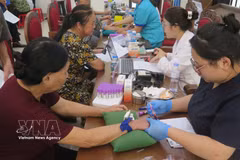 Familiares de mártires aportan muestras biológicas de ADN en Lao Cai durante la campaña intensiva, desarrollada del 13 al 17 de julio de 2026, para apoyar la identificación de los restos de combatientes caídos aún sin identificar. (Foto: VNA)