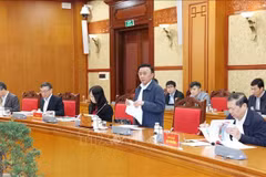 El miembro del Buró Político y miembro permanente del Secretariado y jefe del Subcomité de Organización del XIV Congreso Nacional del Partido Comunista de Vietnam, Tran Cam Tu, habla en el evento (Foto: VNA)