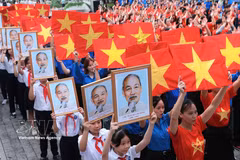 Miembros de la Unión de Jóvenes Comunistas de Ho Chi Minh y estudiantes realizan una actuación conjunta. (Foto: VNA)