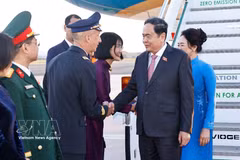Recibimiento oficial al presidente de la Asamblea Nacional de Vietnam, Tran Thanh Man, y a su esposa en el aeropuerto de Ciampino, en Roma (Italia). (Foto: VNA)
