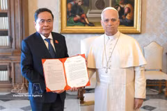 El presidente de la Asamblea Nacional de Vietnam, Tran Thanh Man, entrega al Papa León XIV la carta enviada por el secretario general del Partido Comunista y presidente de la República, To Lam. (Foto: VNA)