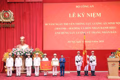 El miembro del Buró Político y miembro permanente del Secretariado del Comité Central del Partido Comunista de Vietnam, Tran Cam Tu, entrega el certificado del título de Héroe de las Fuerzas Armadas Populares a la Dirección de Seguridad Interior. (Foto: VNA)