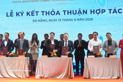 Ceremonia de firma del acuerdo de cooperación entre los socios estratégicos para el desarrollo de la Zona Franca (FTZ) de Da Nang, el 13 de junio de 2026. (Foto: VNA)