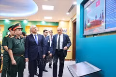 El presidente de la Duma Estatal de Rusia, Vyacheslav Volodin, visita la sala tradicional del Centro Tropical Vietnam-Rusia. (Foto: VNA)