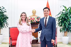 El viceministro vietnamita de Relaciones Exteriores Dang Hoang Giang recibió en Hanoi a Cate Dillon, secretaria adjunta para Asuntos Educativos y Culturales de Estados Unidos. (Foto: baoquocte.vn)