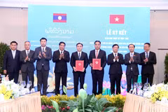 Representantes de Ciudad Ho Chi Minh y Vientiane firman el memorando de entendimiento para impulsar la cooperación bilateral durante el período 2026-2030. (Foto: VNA)