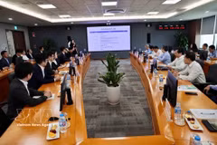 Nguyen Thanh Nghi, jefe de la Comisión de Políticas y Estrategias del Comité Central del Partido, durante la visita de trabajo al Centro de Investigación y Desarrollo de Samsung Vietnam. (Foto: VNA)
