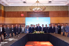 El secretario general y presidente To Lam con representantes de la Red de Expertos y Científicos Vietnamitas en Canadá. (Foto: VNA)