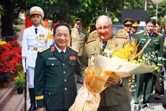 El general Trinh Van Quyet, jefe del Departamento General de Política del Ejército Popular de Vietnam, recibe al ministro de las Fuerzas Armadas Revolucionarias de Cuba, Álvaro López Miera. (Foto: VNA)