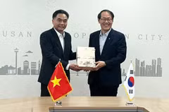 El vicepresidente del Comité Popular municipal, Nguyen Loc Ha, entrega regalos al vicealcalde de la urbe surcoreana de Busan, Lee Jun Seung, (Foto: sggp.org.vn)