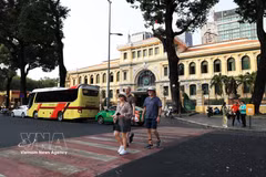 Turistas internacionales recorren la Oficina Central de Correos, uno de los edificios más emblemáticos de Ciudad Ho Chi Minh. (Foto: VNA)