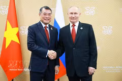 El primer ministro de Vietnam, Le Minh Hung, y el presidente de Rusia, Vladimir Putin. (Foto: VNA)