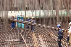 Los contratistas están llevando a cabo trabajos de construcción en el importante proyecto del puente Tu Lien. (Foto: VNA)