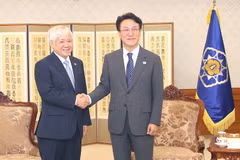 El presidente del Comité Central del Frente de la Patria de Vietnam, Do Van Chien, y el primer ministro surcoreano, Kim Min Seok. (Foto: VNA)