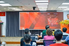 El redactor jefe del periódico Nhan Dan, Le Quoc Minh, interviene en la presentación del programa artístico y político “La Patria en el corazón”. (Foto: VNA)
