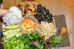 El bun cha (cerdo a la parrilla con fideos de arroz). Foto: VNA