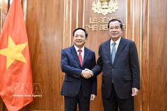 El miembro del Buró Político, secretario del Comité Central del Partido Comunista de Vietnam y jefe de su Comisión de Propaganda, Educación y Movilización de Masas, Trinh Van Quyet, (izquierda) se reúne en Phnom Penh con el presidente del Senado, presidente interino camboyano y titular del Partido Popular de Camboya, Hun Sen. (Foto: VNA)