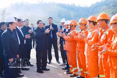 El primer ministro Pham Minh Chinh transmite sus felicitaciones por el Año Nuevo Lunar a los obreros que trabajan en la construcción de la autopista Dong Dang (Lang Son) – Tra Linh (Cao Bang). Foto: VNA