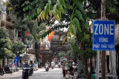Un letrero que señala una Zona de Bajas Emisiones junto a O Quan Chuong, una de las principales puertas de acceso al casco antiguo de Hanoi. (Foto: VNA)