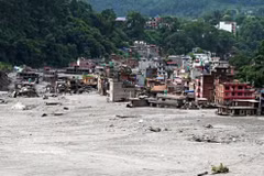 Edificios dañados y rodeados de una gruesa capa de lodo y rocas a lo largo del río Trishuli tras una inundación repentina, en Katmandú, el 29 de agosto de 2026. (Foto: ANI/VNA)