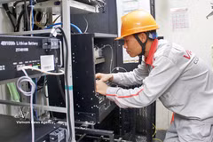 Técnicos de Viettel Bac Ninh revisan equipos en una estación 5G en la comuna de Tan Tien. (Foto: VNA)